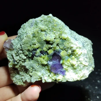 94.6 gNatural violetinė fluorito ir žėručio mineralinių pavyzdys aura gydymo energija žalio akmens namų dekoro priedai 0